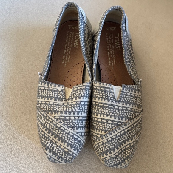 TOMS |Women's Blue and White Patterned Flats - Picture 2 of 10